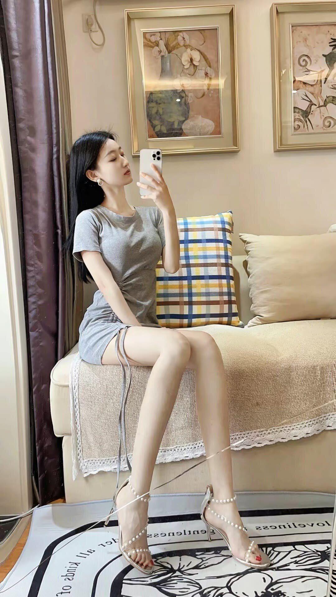 笑话：村里的一个婶子在邻居家串门打牌，消磨时间。打着打着，她突然说，她得回家一趟