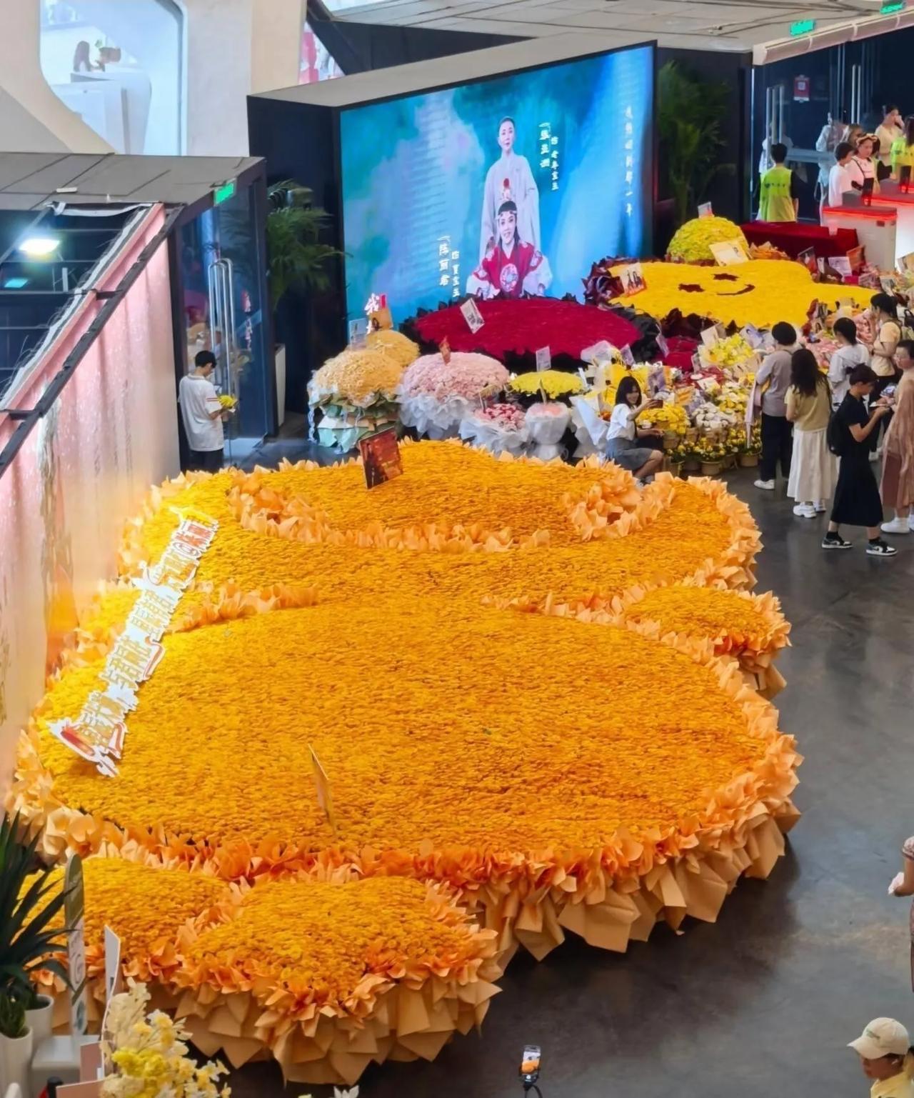 陈丽君的粉丝太豪了吧，小说都不敢这么写，现场5万朵大花、8面花墙、100多个花篮