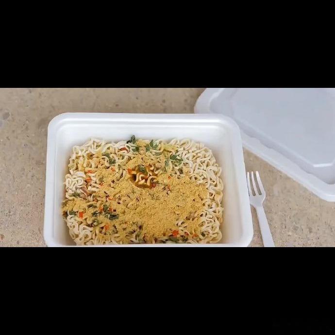 🍜泡面最该背锅的不是防腐剂，是钠和油。面饼油炸或热风干燥后水分极低，微生物根