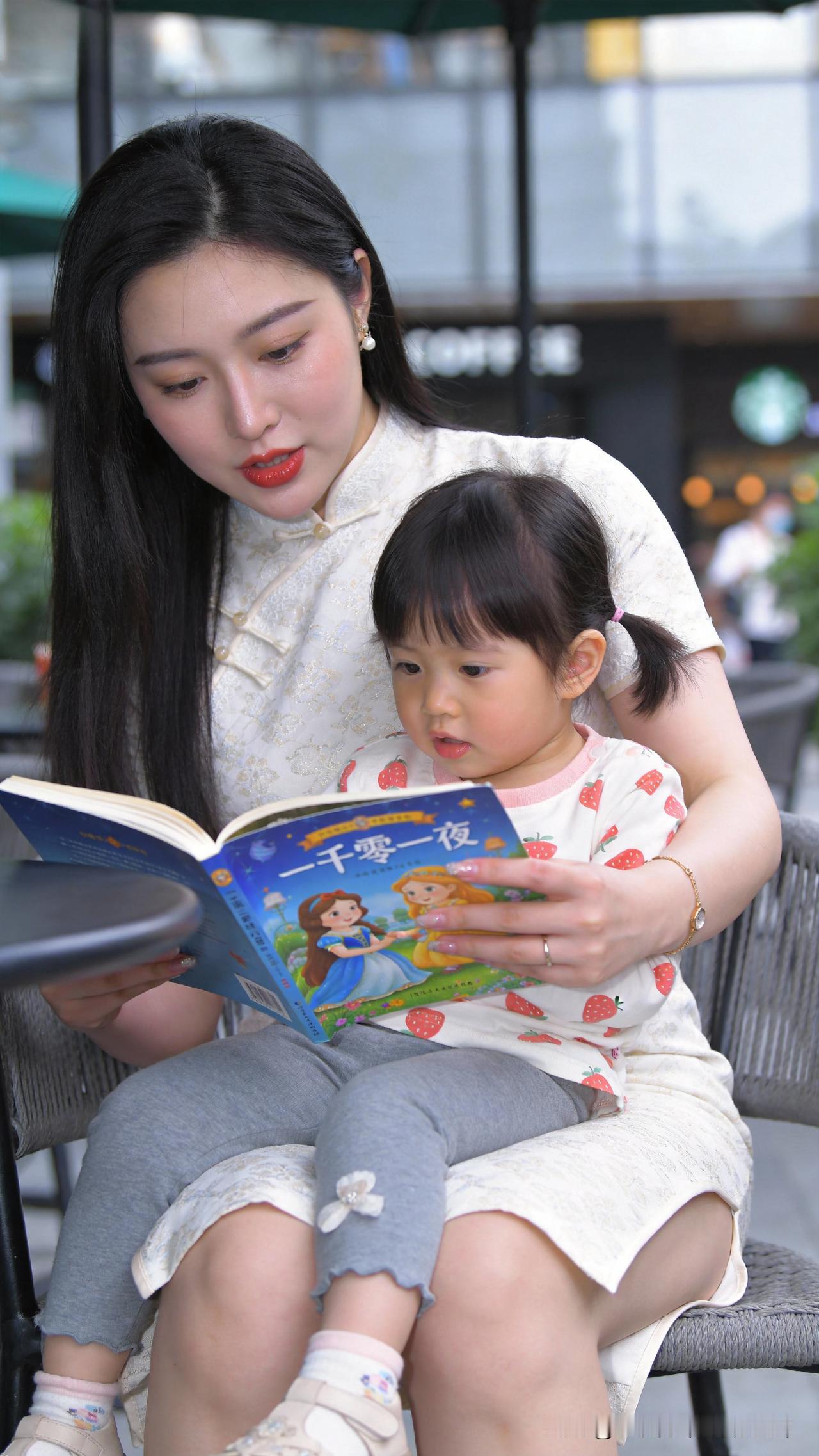 亲子共读闲咏稚子偎身共卷章，轻言慢语入词章。指尖漫点千行字，耳畔轻萦百韵香。