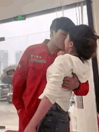 明显是女追男，女的应该比男的大十岁左右！