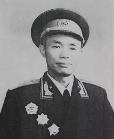 1980年，钟伟平反落定后，就找黄克诚要回他的老房子，黄克诚怒斥：“你是越老越糊
