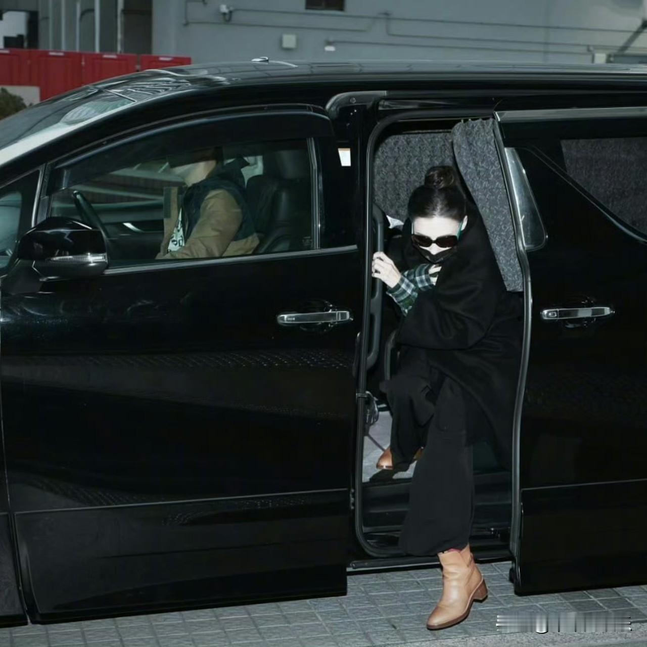 近日，张柏芝现身法庭的“神图”在网络上掀起热议。即便戴着口罩，她优越的骨相也十分