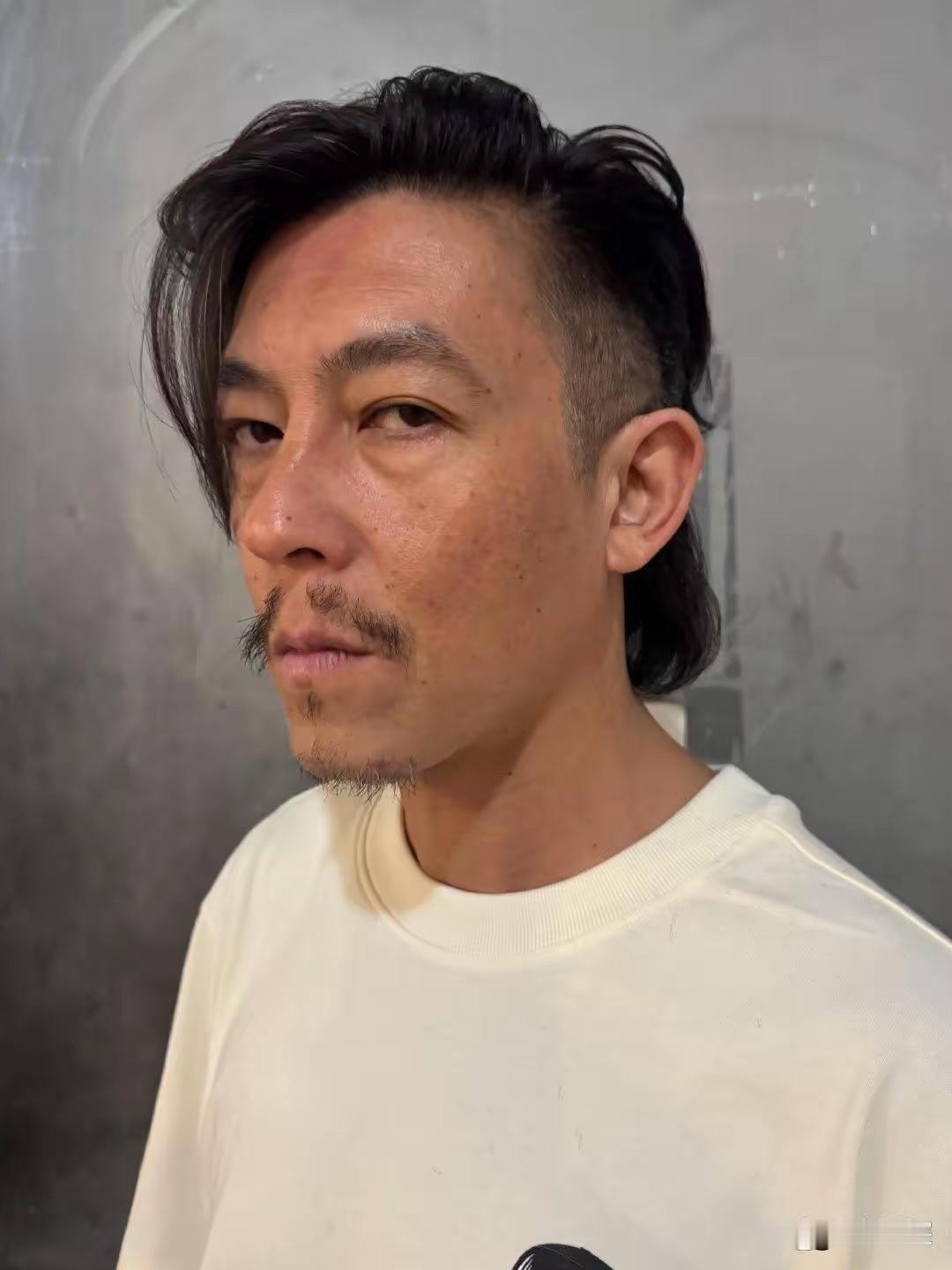 谢贤谢四哥走了陈冠希作为曾经谢霆锋的拜把子兄弟也算谢贤的“干儿子”…那么，