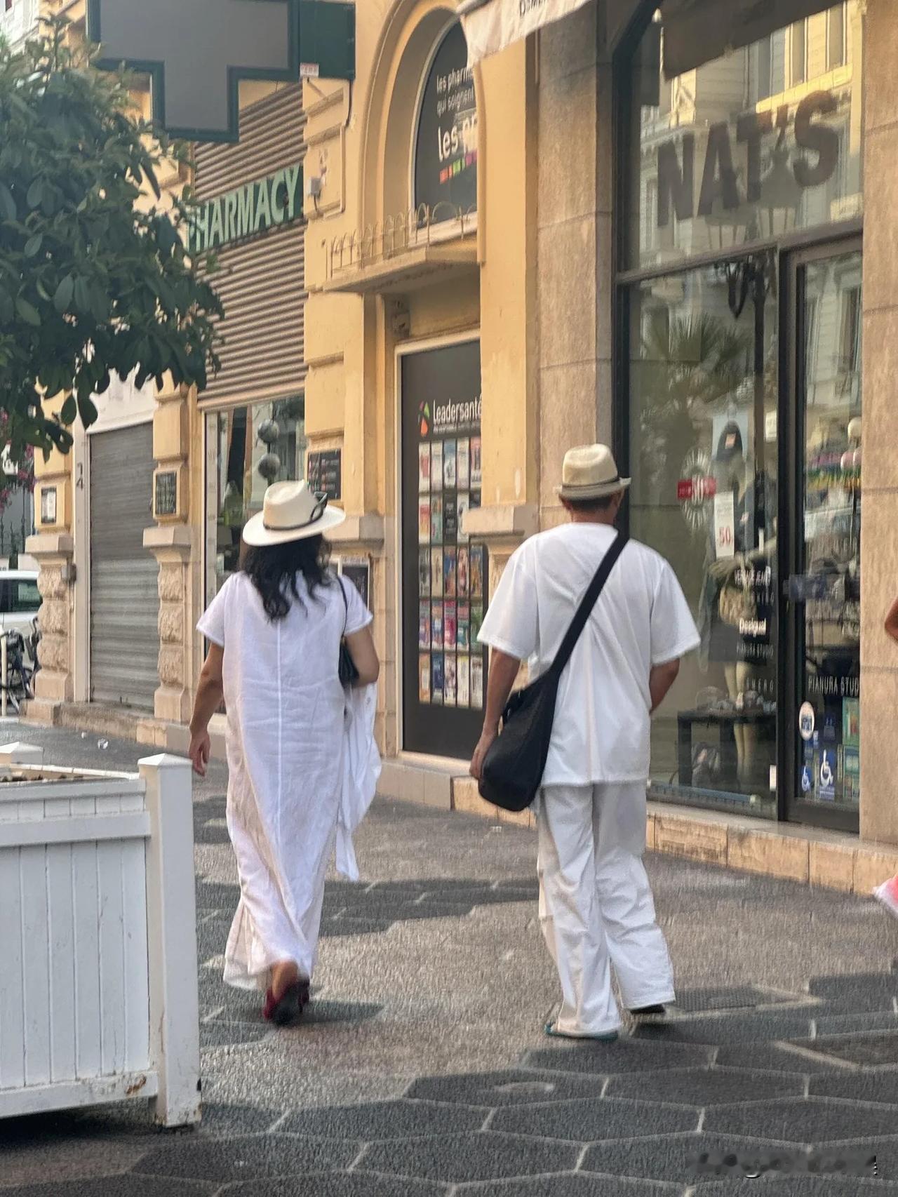 在🇫🇷尼斯街头遇到张兰，和她男朋友本来以为旁边是她儿子汪小菲，定睛一看是