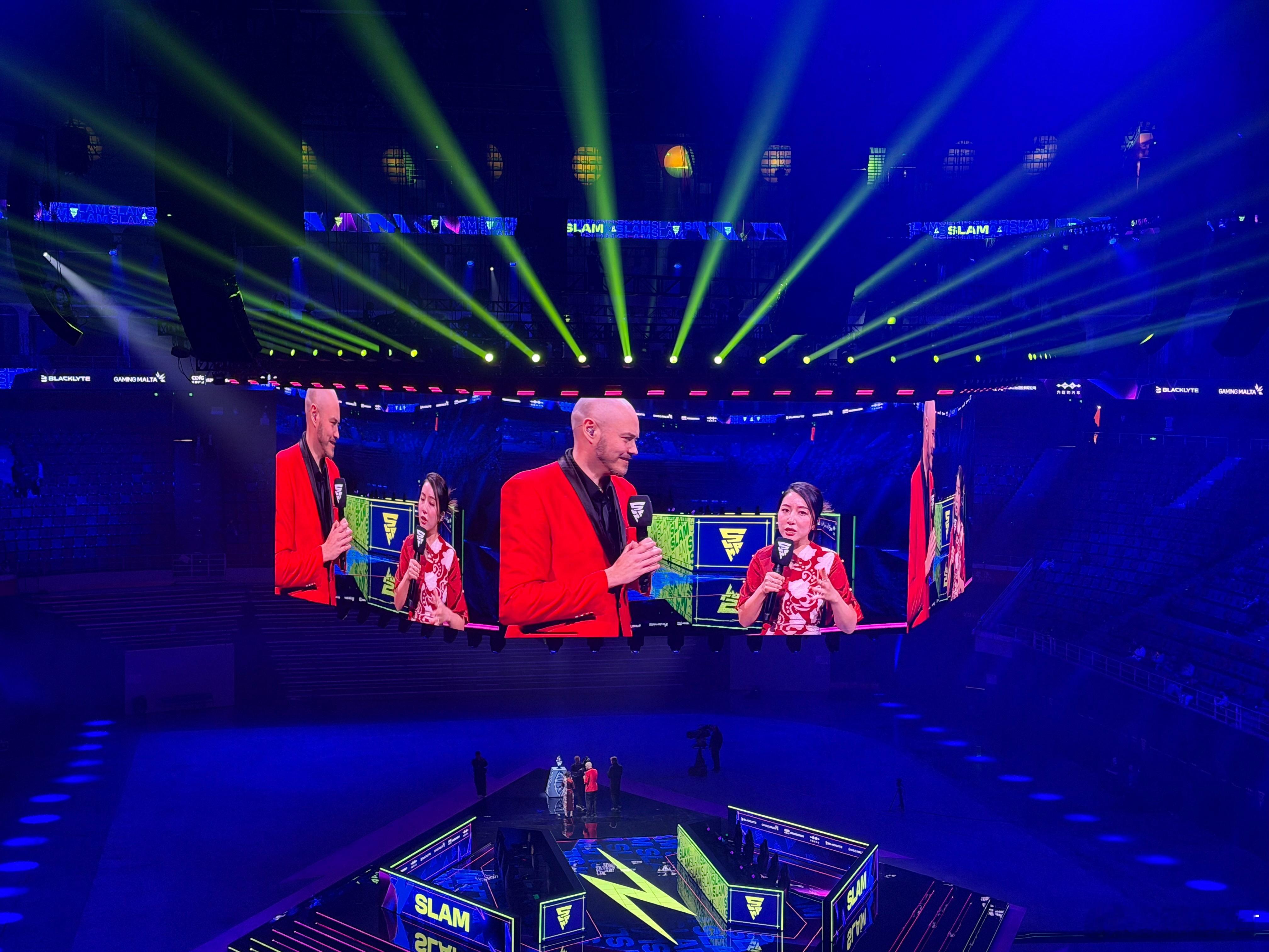 卧槽，小鸽子来成都Blast主持了dota2