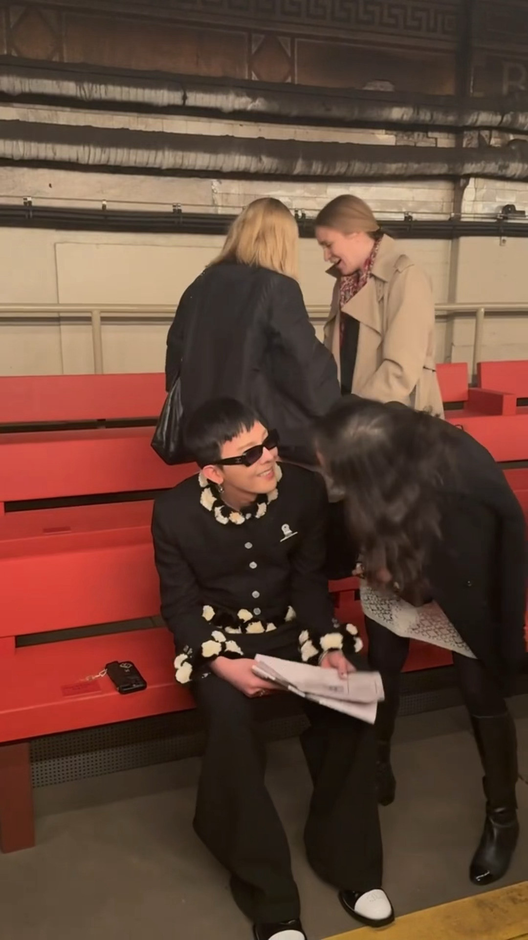 权志龙纽约香奈儿工坊大秀造型，黑发狗啃刘海就乖乖的😏（谁梦回十年前！！p4