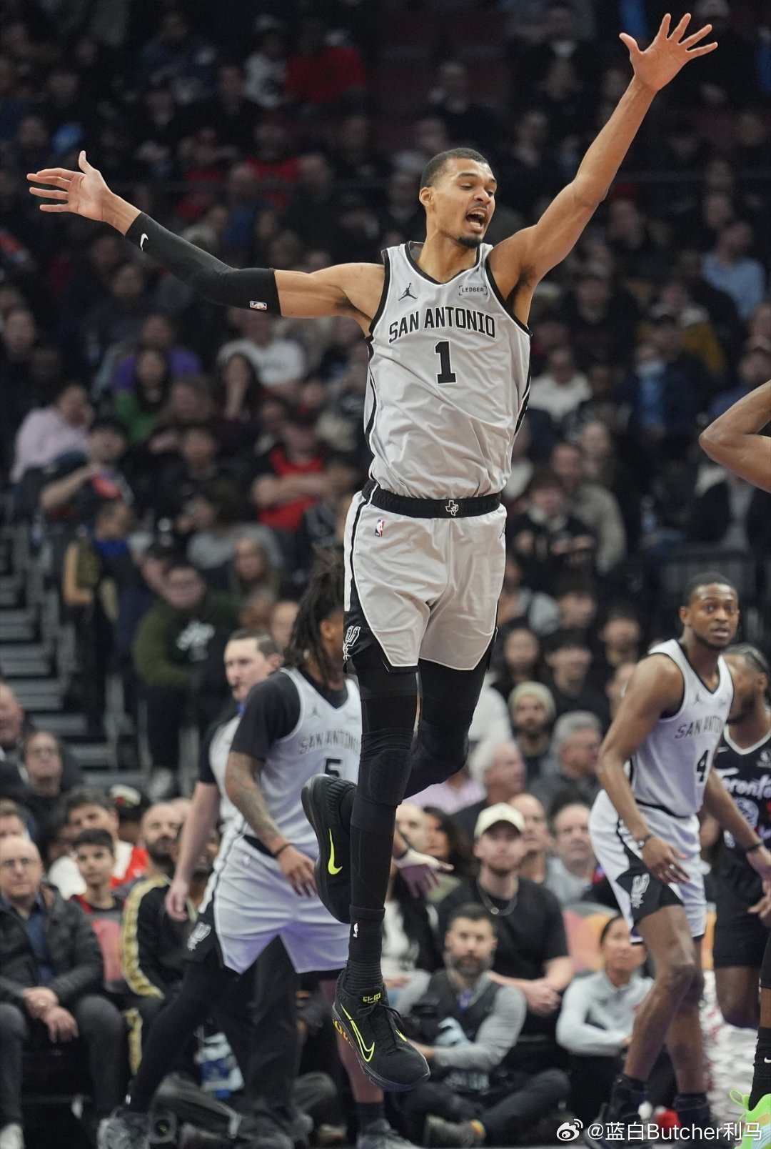 NBA常规赛，马刺116-112逆转快船。赛后，文班亚马接受了记者采访。他开始计