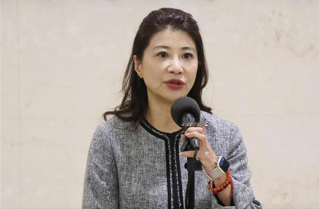 女“台独”帮腔菲律宾。台媒报道，大陆学者日前在研讨会中表示，菲律宾最北端的巴丹