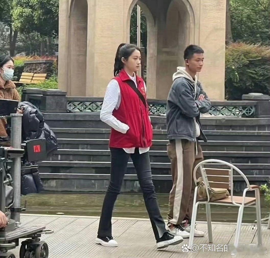 这条裤子很难驾驭，也就关晓彤能撑住，换别人穿效果一言难尽。
