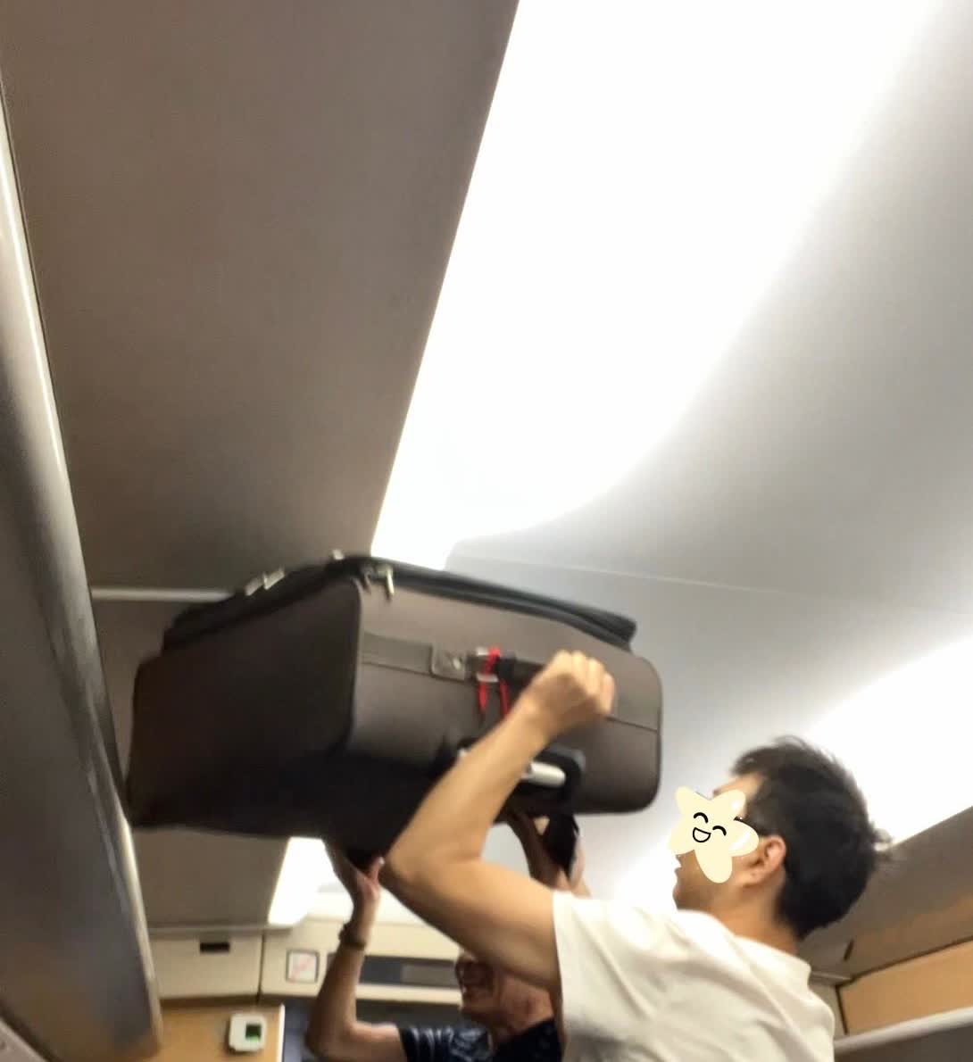南京一位70后总监感到很纳闷，由于经常出差乘坐高铁，他常常会碰到这样一种情形：车