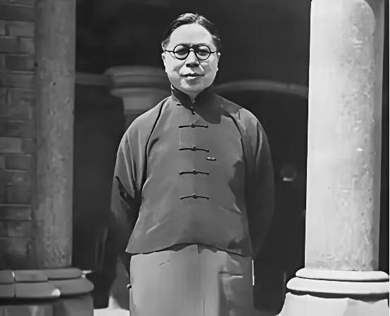 1952年，台北，蒋介石六十五岁寿宴正热闹，台湾省主席吴国桢刚夹一筷子西湖醋鱼，