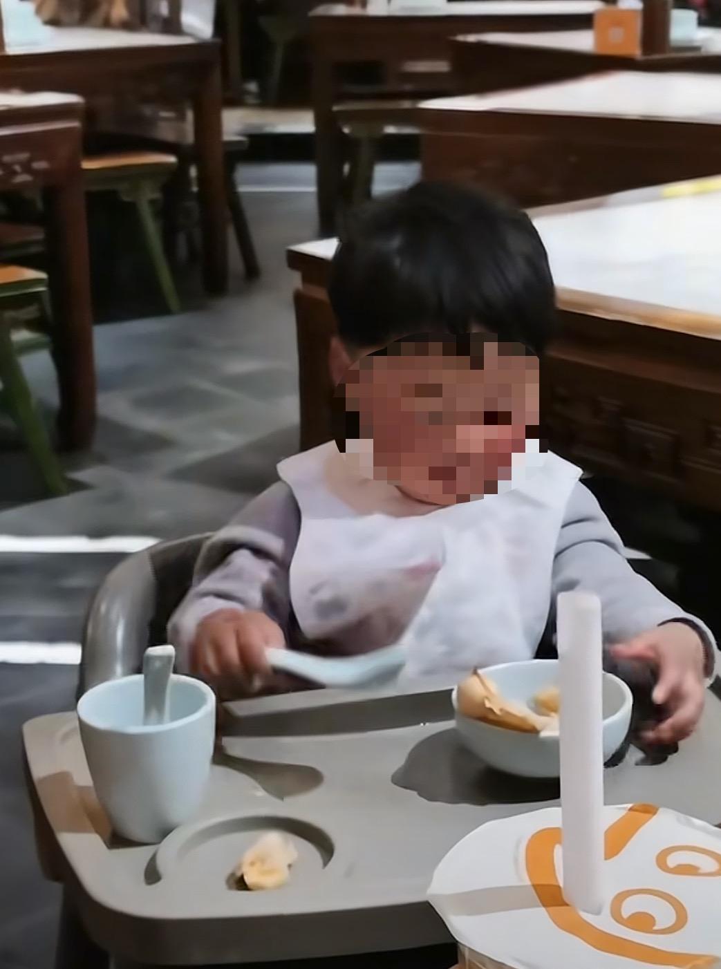 男童遭虐死细节：被拎甩致头撞地身亡