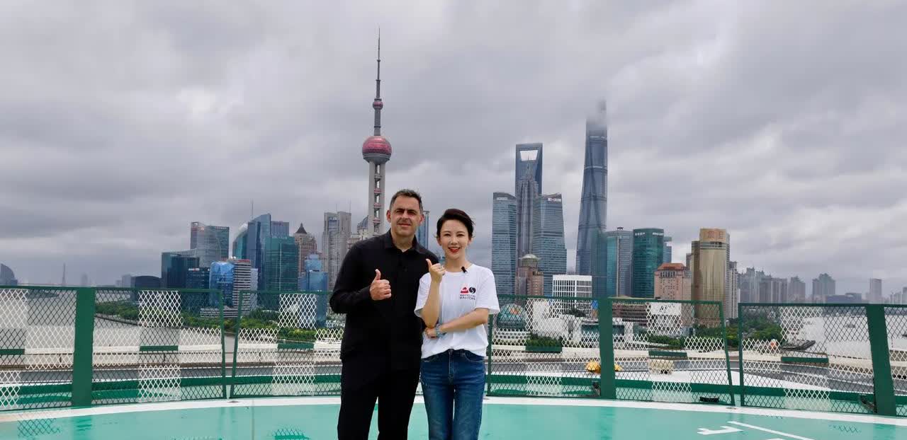 矜持严肃：火箭与九球天后潘晓婷合影。“为老不尊”：火箭与新科世锦赛冠军赵心童