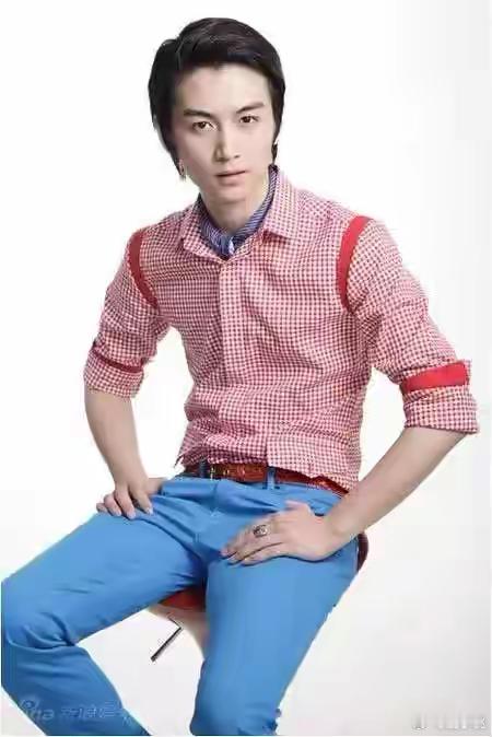 1.陈晓如今在和一位圈外普通人相处，圈内女艺人也都会和他保持距离、避开暧昧往来