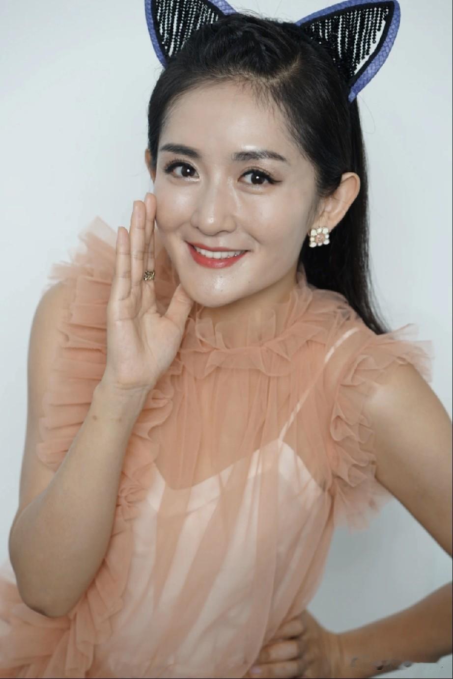 谢娜的演唱会彻底泡汤了，但我打心眼里佩服她，一直觉得她是个神奇的存在。首