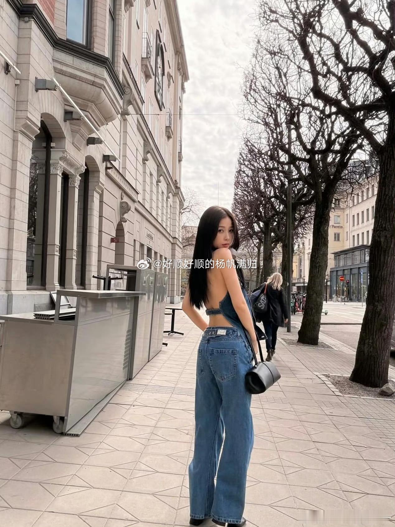 虞书欣好辣正面一本正经，这是正经衣服啊转过去后，有点担心她晒脱皮了虽然外国阴天比