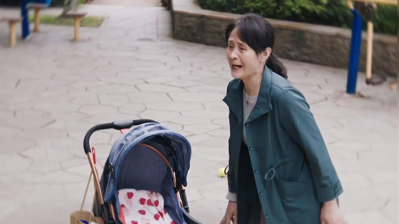 奶奶好心救人，人贩子却趁机偷走孙子，该死的人贩子害了整个家！
