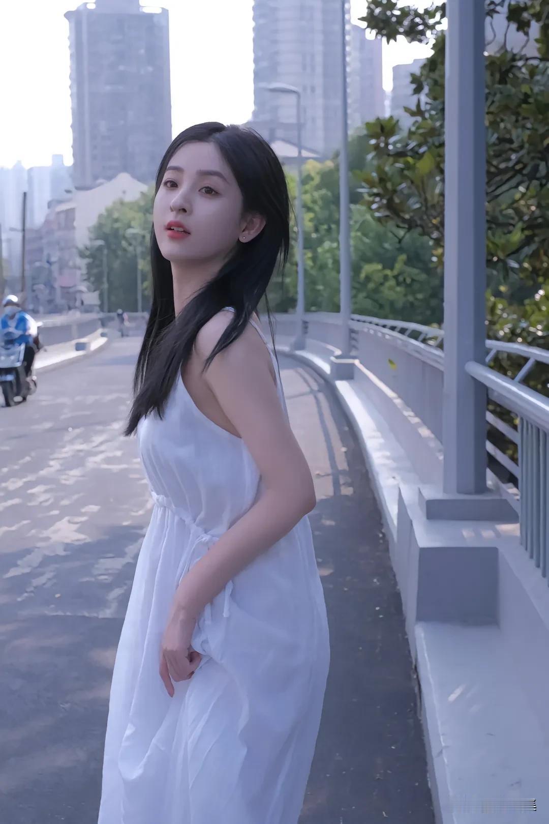 都市街头的白裙少女，静谧与繁华交织的瞬间。