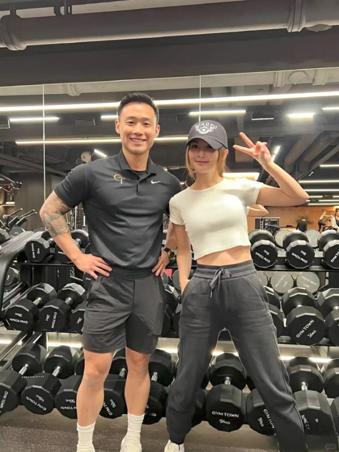 原来阿Sa（蔡卓妍）的先生是一位健身教练！难怪身形如此出众，线条匀称又充满力量感