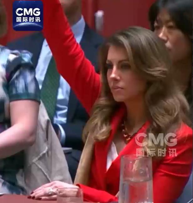 记住这个穿红衣的女人，19日在联合国，亲手否决了加沙的生路。在安理会最新的停火决