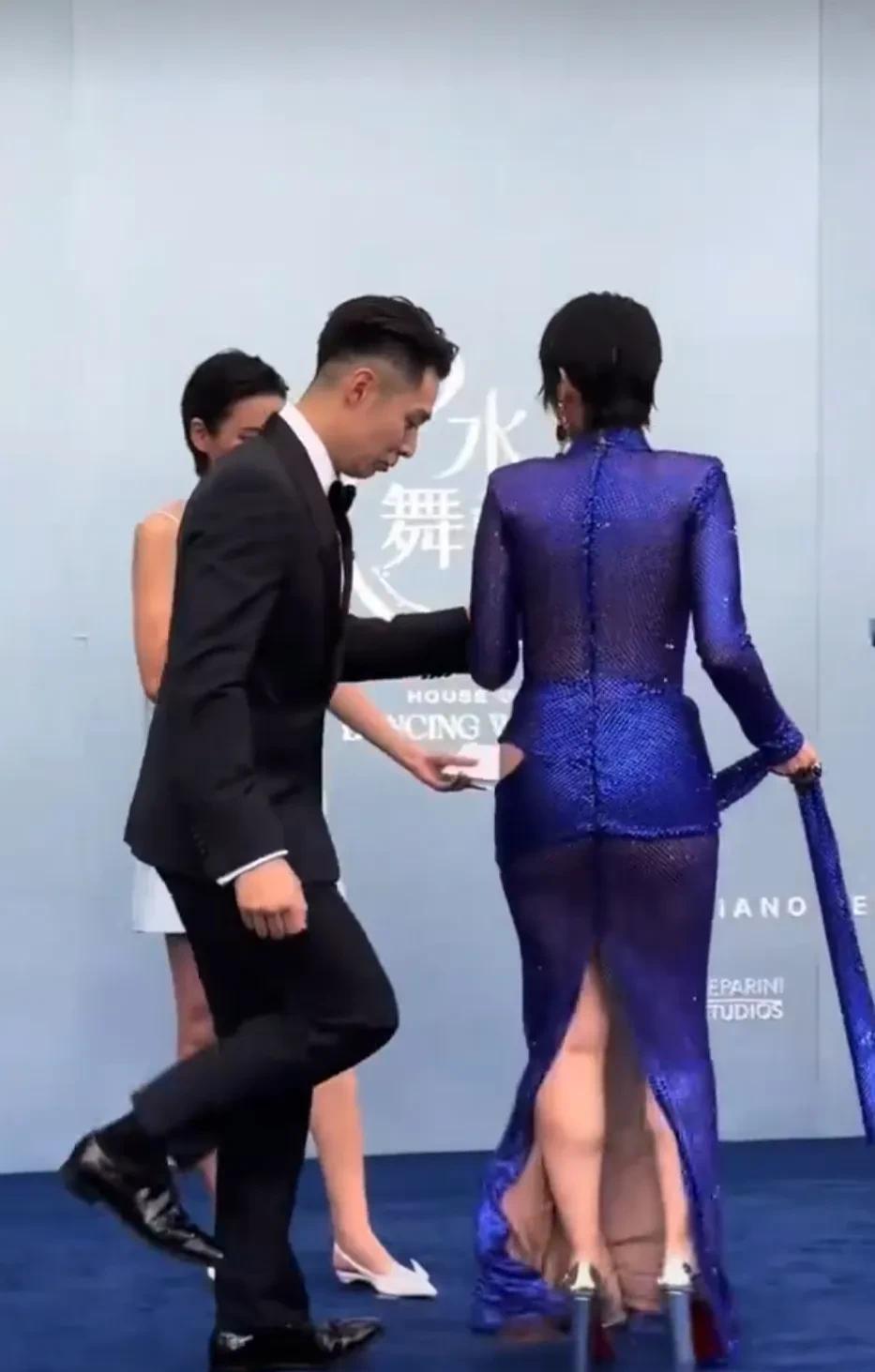 身穿蓝色晚礼服的胡杏儿就像美人鱼一样，参加活动的胡杏儿，一身藏蓝色晚礼服长裙，显
