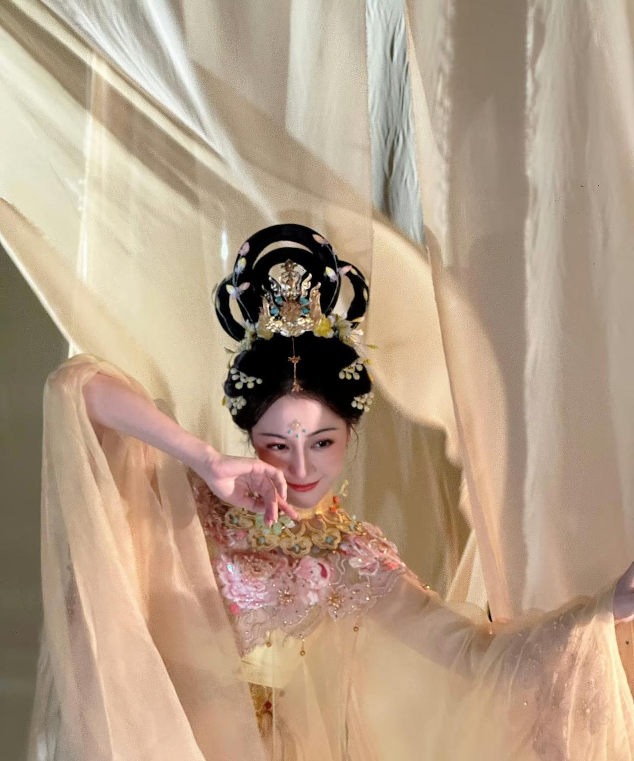 又惊又喜，今年的嫦娥仙子，居然稳稳的落在了迪丽热巴头上！不得不说，自从ba