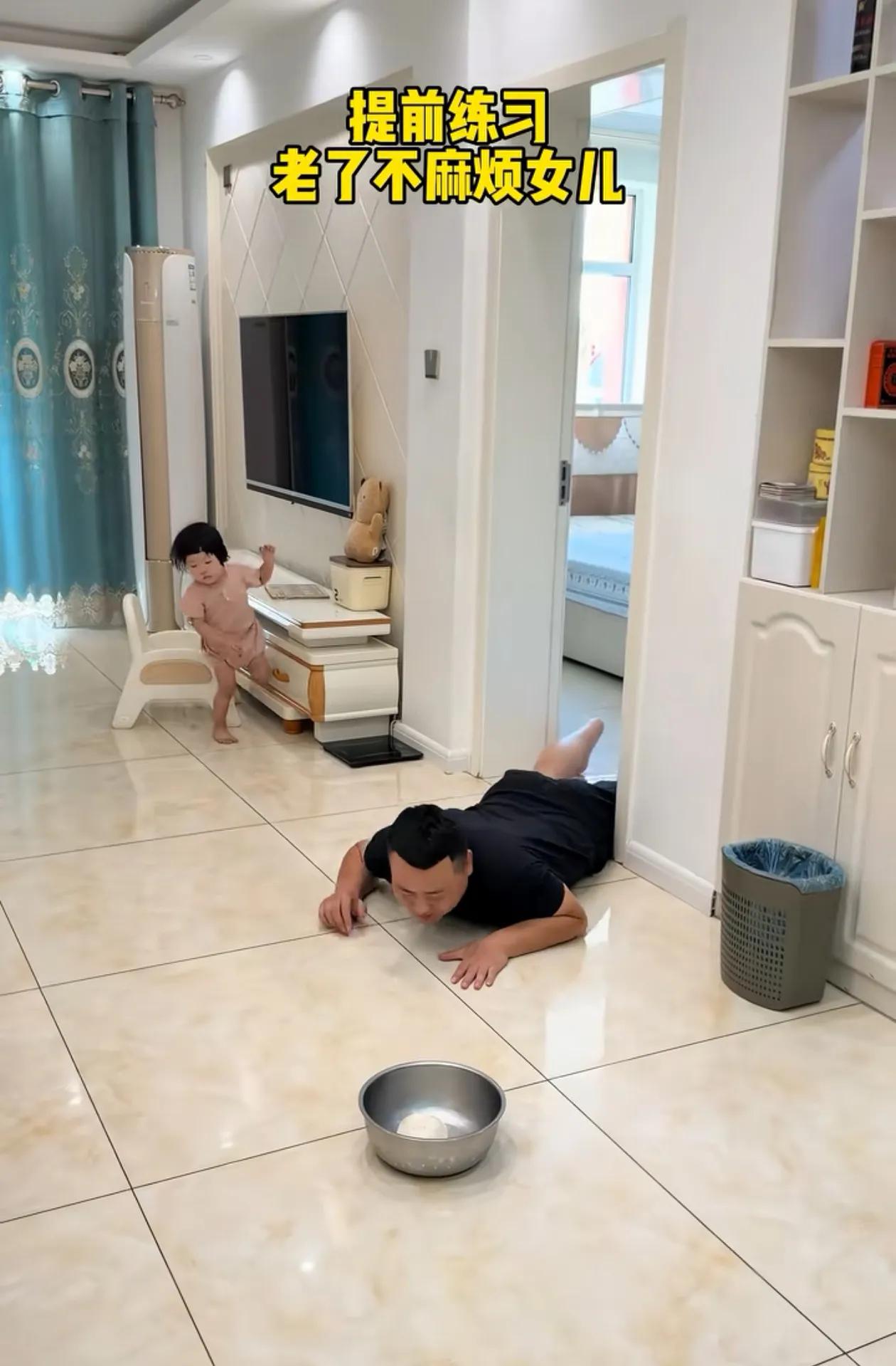 千万不要试探人性。一男子在地上爬着，前面放一盆子，里面有一个馒头，他想试一下女