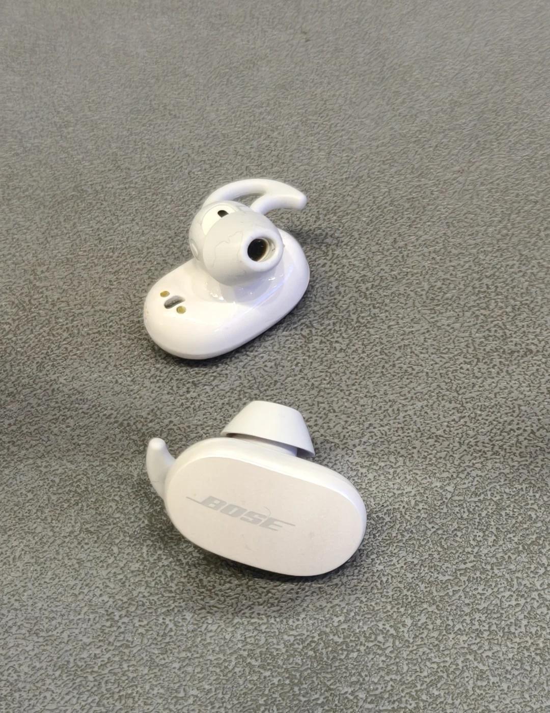 杭州东站16B这排椅子上谁的1300元不见了帮忙推给丢耳机的人谁的耳机落下啦