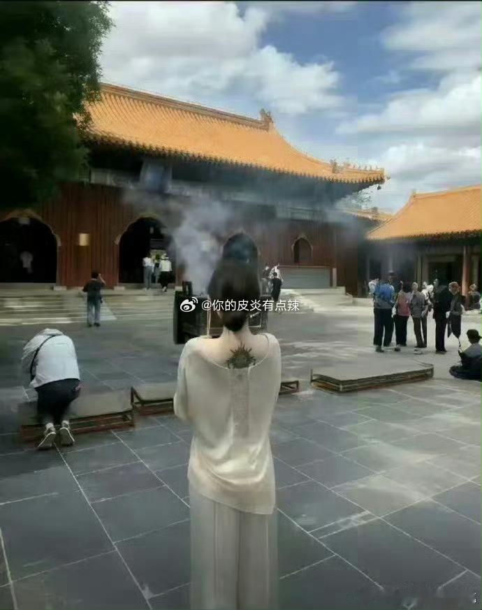 穿成这样手里拿着LV还去烧香拜佛有钱人也有烦恼吗[笑着哭]​​​
