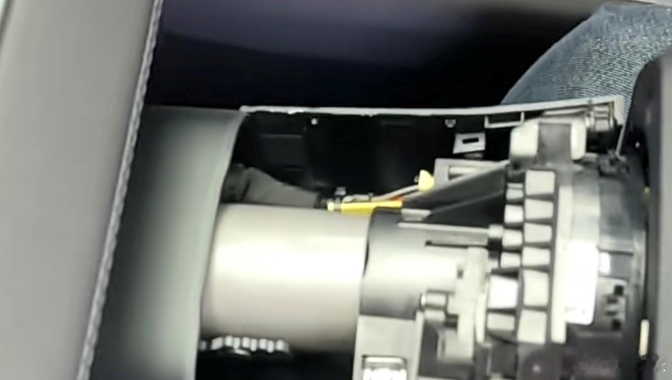 特斯拉ModelYL车主发现方向盘后方预留6针接口，与老款换挡拨杆兼容，引发“