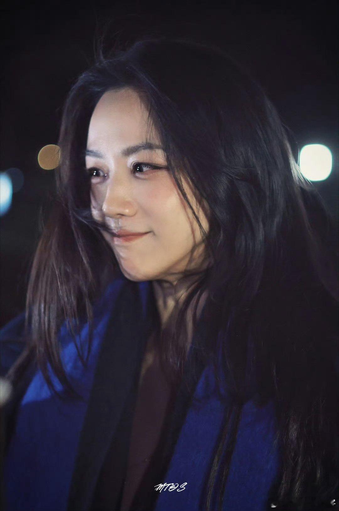 汤唯让我看看你的脸粉丝举着镜头追着拍，她却温柔转头要“看粉丝的脸”，这一互动