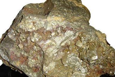 1799年，美国一个名叫康拉德里德的男孩在北卡罗来纳州的一条小溪里发现了一块重7