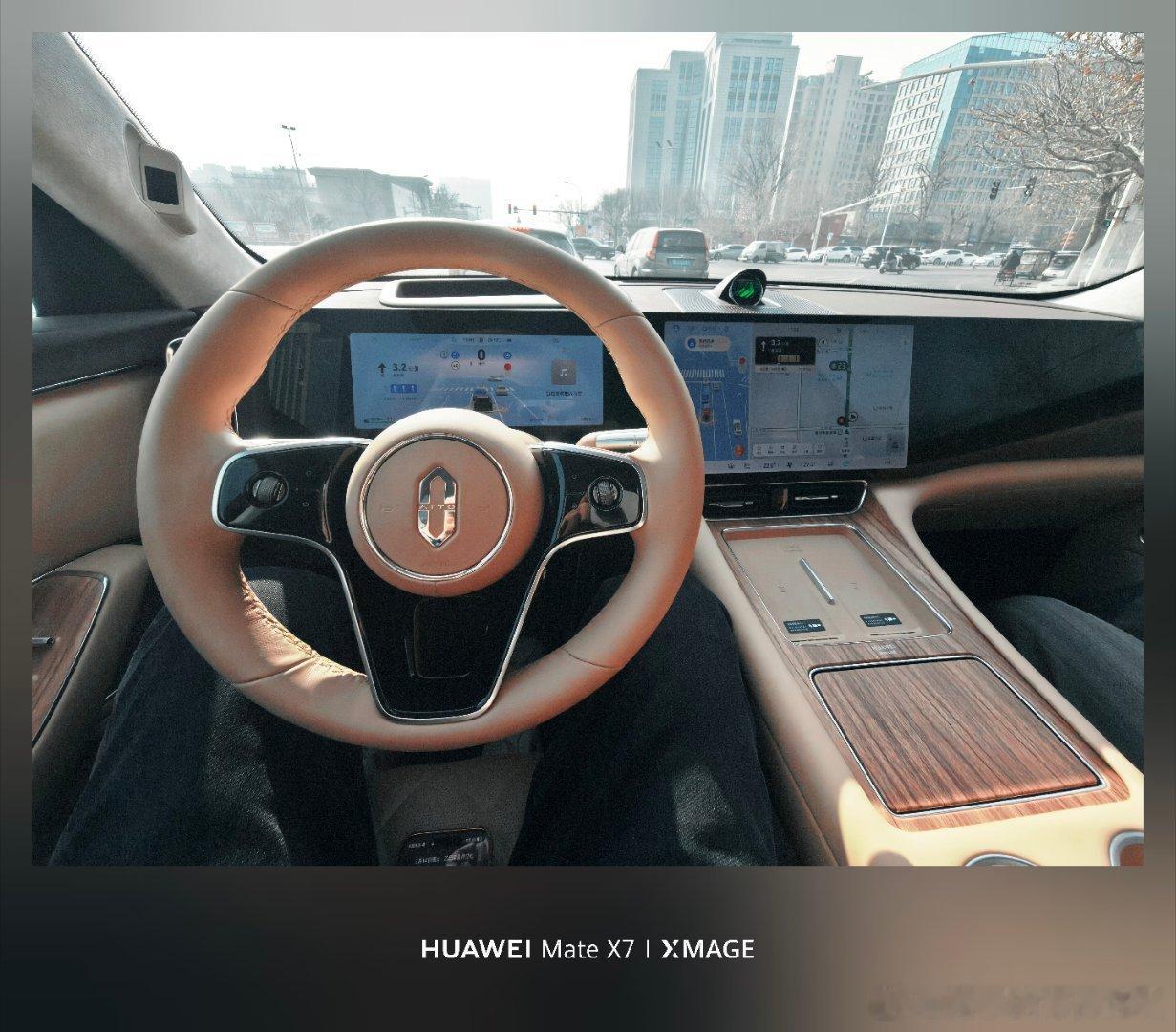 回老家了，向朋友借了一台问界M8过年开，黑武士的版本真帅啊，大五座的版本太宽敞了