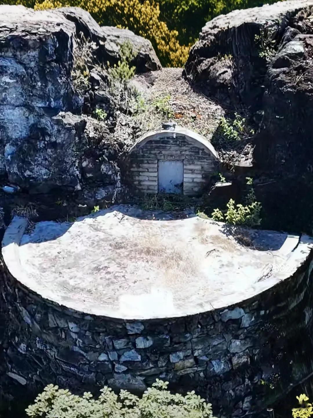 大山悬崖上发现一座古墓，是大石头和青砖建造而成的，年代久远，至今保存好，当年这么
