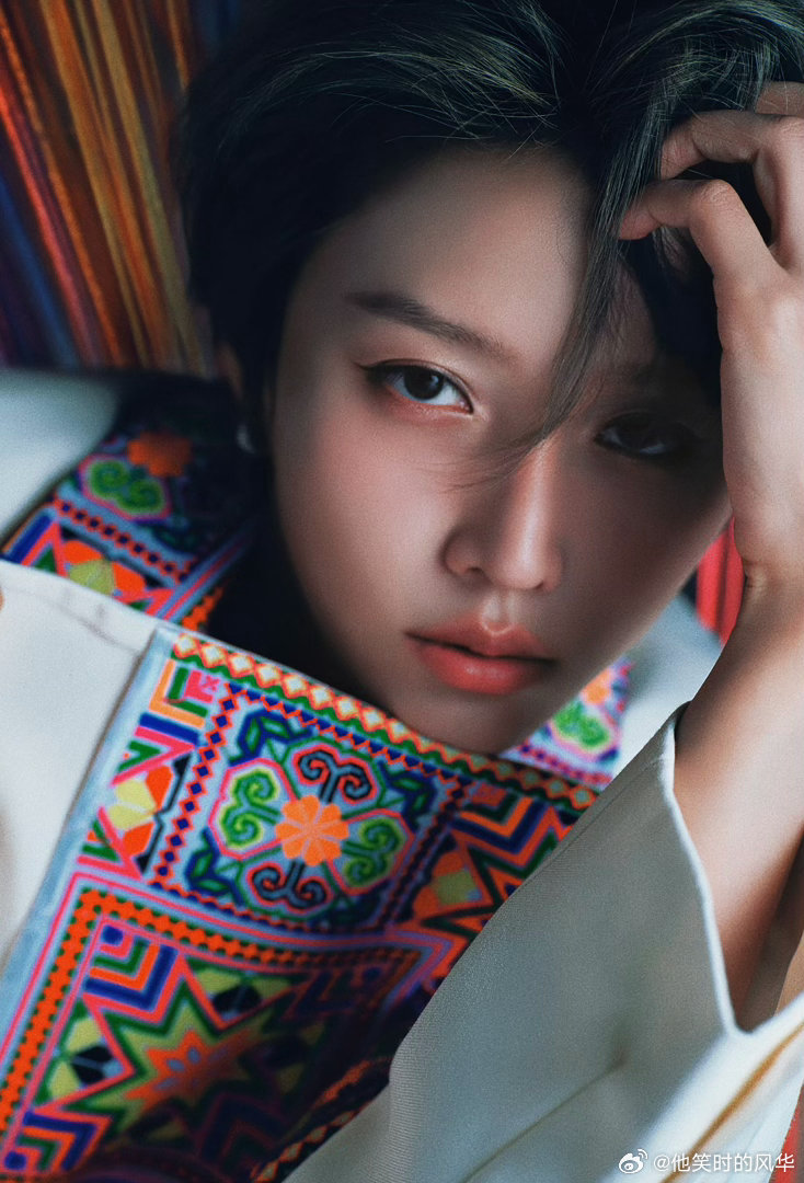 刘雨昕苗族纹样西装苗族纹样在西装上绽放！一针一线绣出黔韵，李昌德的匠心让传统活