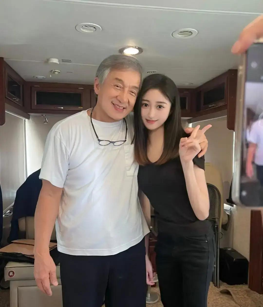 71岁的成龙还在翻跟头，不是因为他自律，而是他停不下来。摔断的颈椎、腰椎像