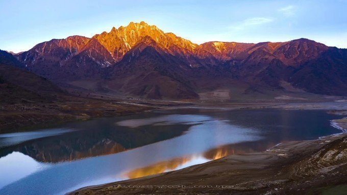 四川·冶勒湖｜湖光山色、湖水湛蓝四周有原始森林，有雪山倒映，有大