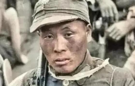1945年5月，机枪手曾岳峰因伤掉队，没想到，他遇到100名日军正在吃饭！他立马