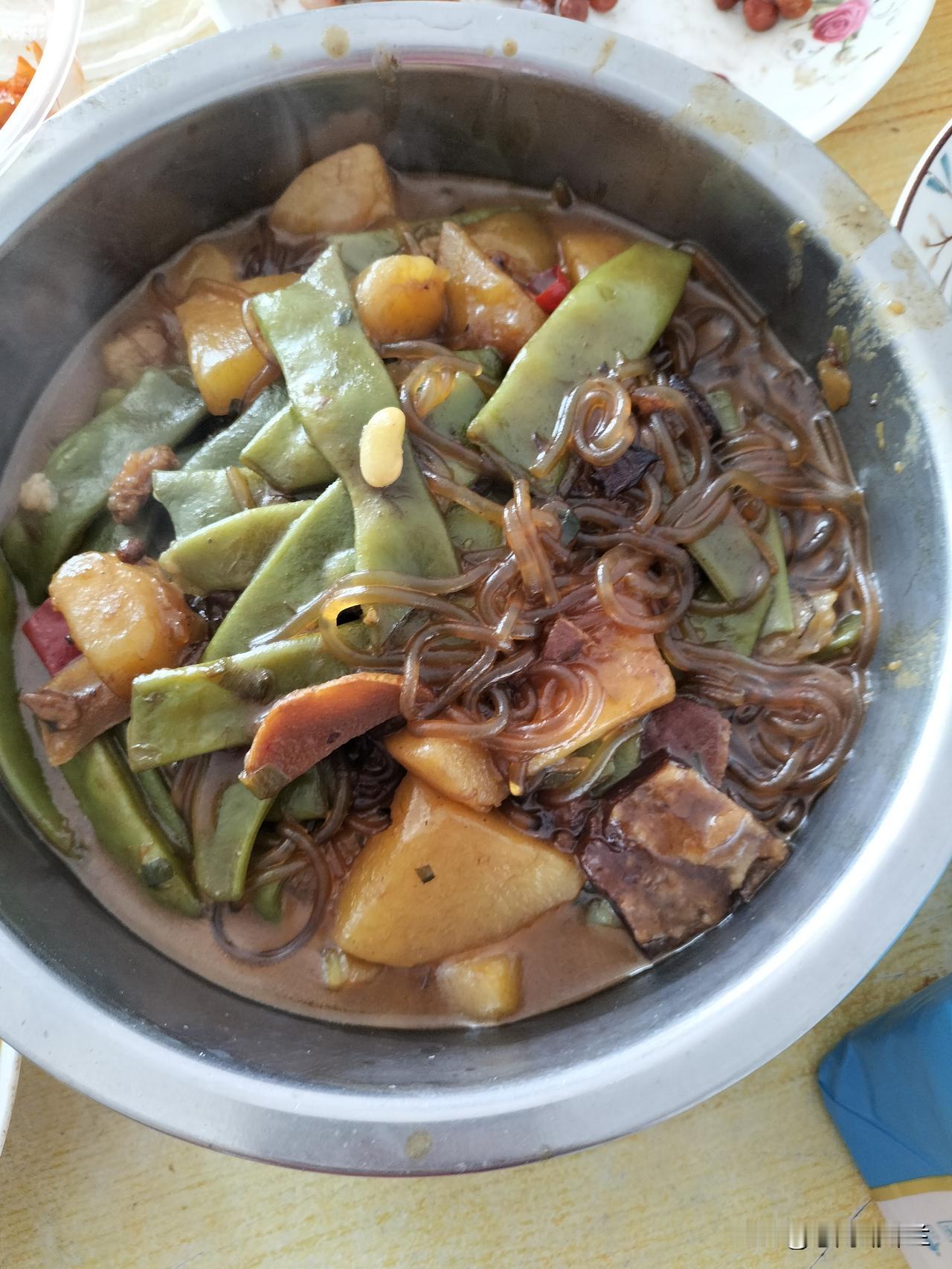 今天中午我家两个菜，豆角炖土豆，红烧带鱼。豆角是上午去超市买的，有一包特价豆