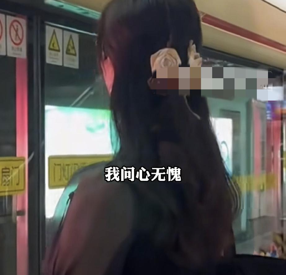 一边是曹某曾经晒出的新能源车提车照，一边是朱女士这几天奔波维权时反复乘坐地铁。这