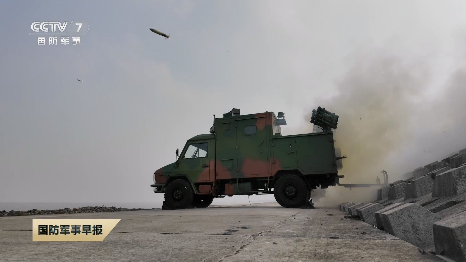 海军某部的干扰弹发射车