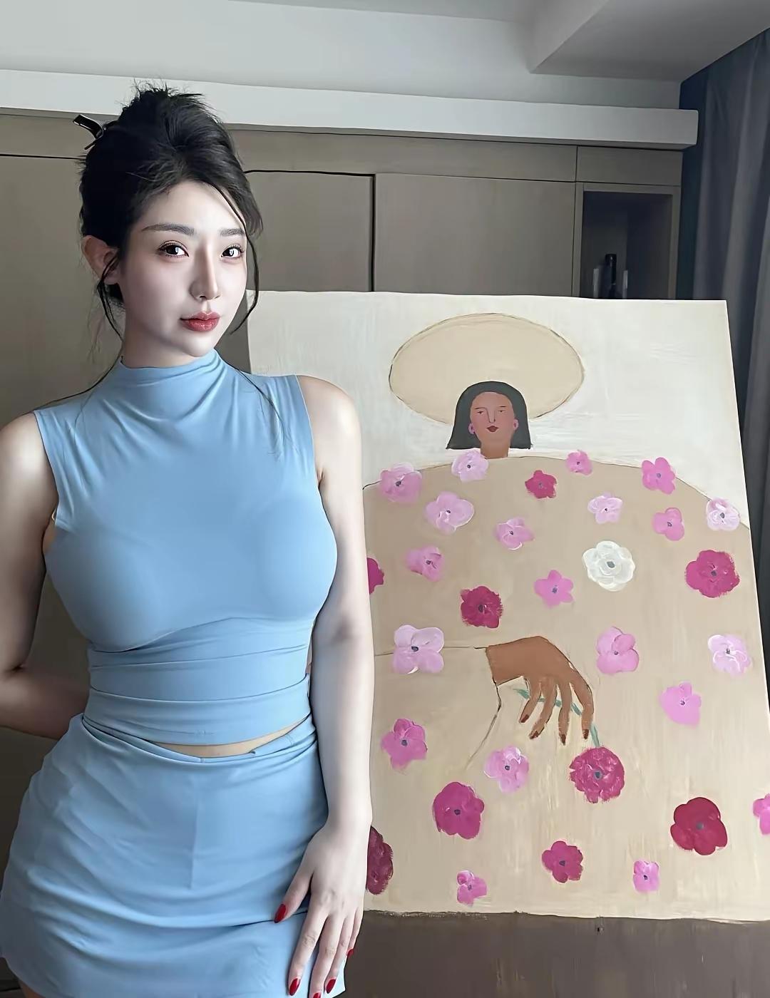 优雅蓝裙与艺术画作相映成趣，尽显时尚与艺术气息。