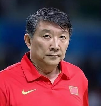 中国女篮主教练宫鲁鸣谈张子宇国家队首秀，他表示：张子宇和姚明一样的体重摔一下真的