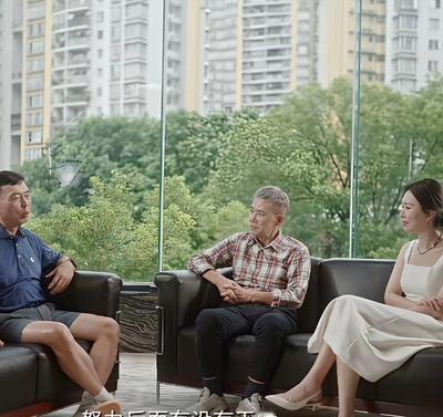 74岁，凌晨5:30划皮划艇，6:30后他“上班”了——但办公室在碳中和战场。