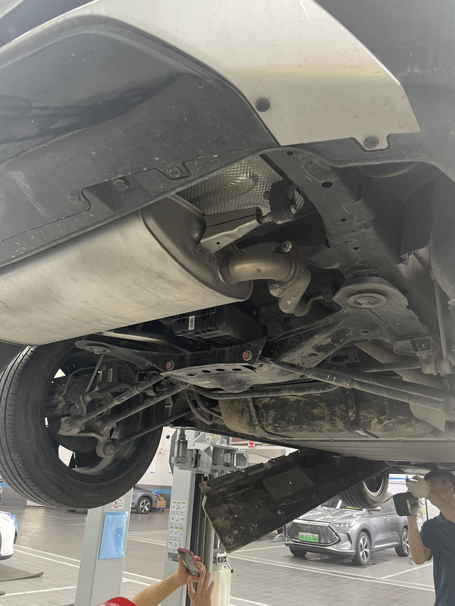 开了三万五千公里的车底盘是这样的只有排气管有锈迹，其他地方都正常，还有三个月两