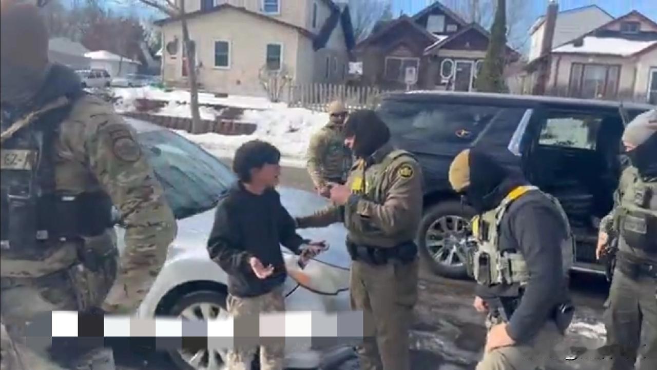 小男孩也逃不掉，今日美国已经看不顺眼就带走！一名手拿一包薯片在回家路上的小男