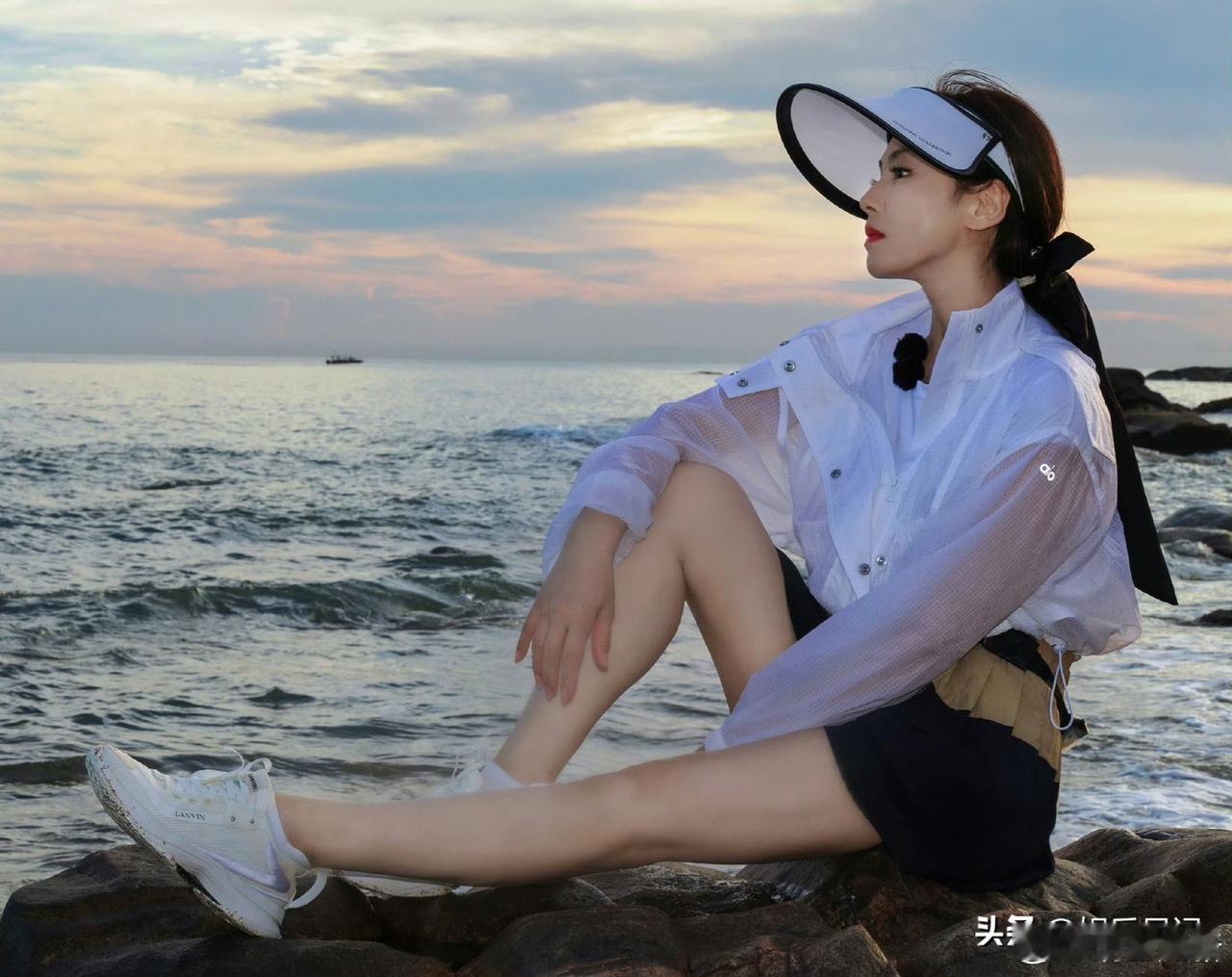 美姐刘涛修长美腿在夕阳余晖下更显光泽，氛围感拉满！