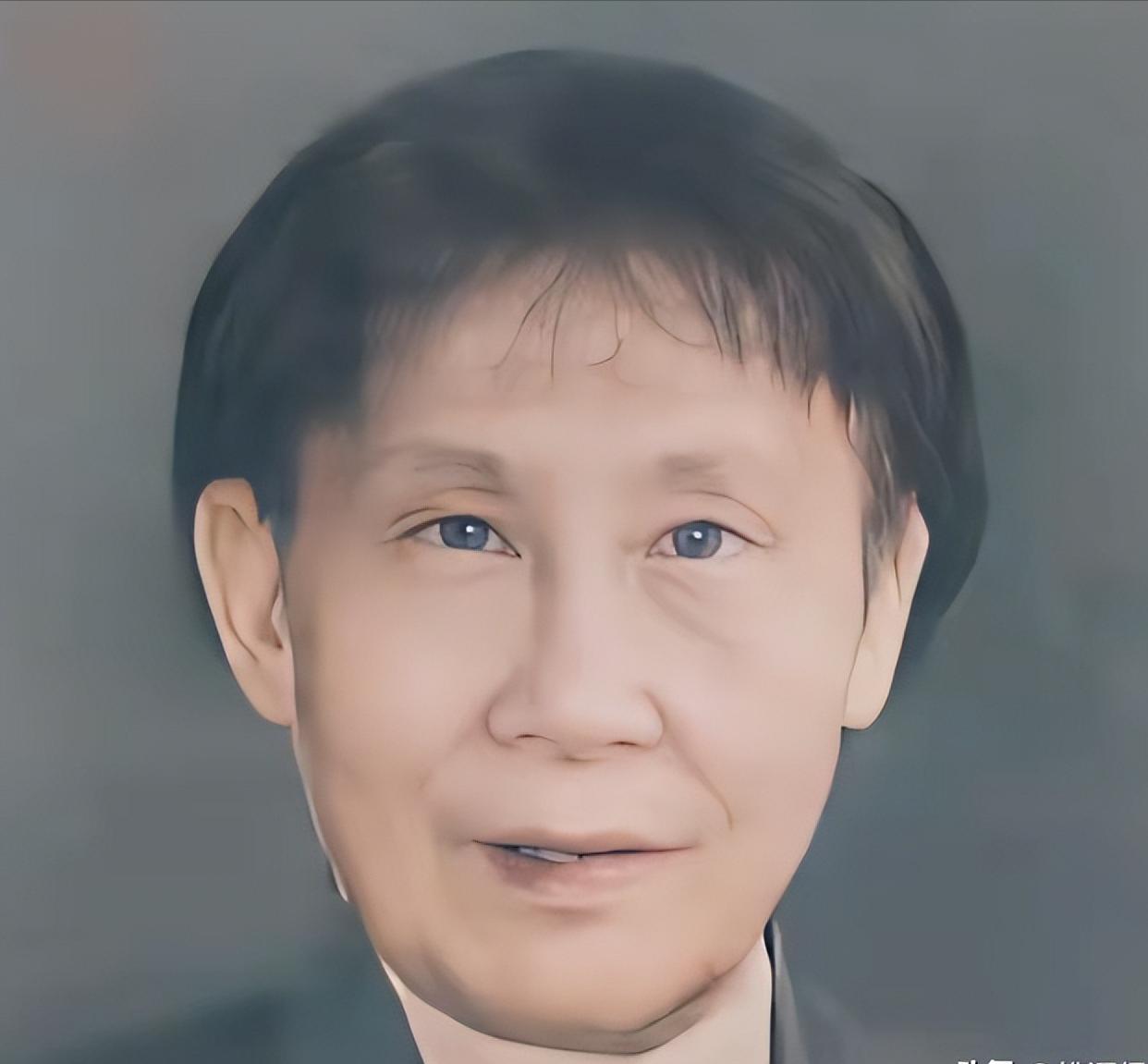 南京女子冯源路过废品站时，花了几十元钱随手买下一摞发黄的旧书和手稿。本以为只是普
