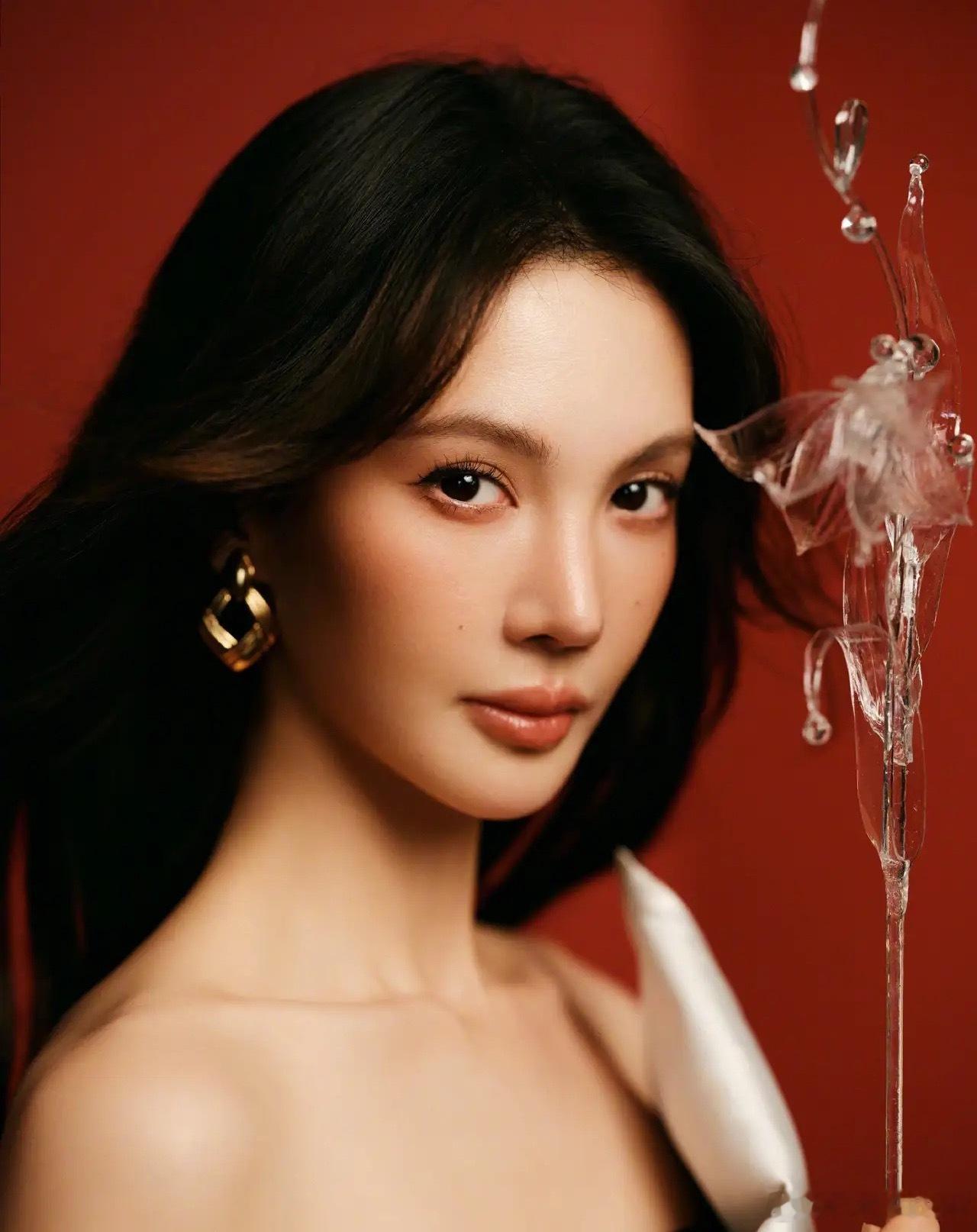 这也太倒霉了吧！演员金晨与歌手孟佳，两人一起赴美游学。这个学校是美国当地一所语言